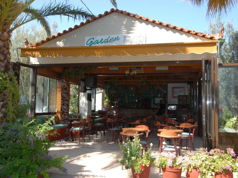 Anaxos Gardens Aparthotel Exteriör bild